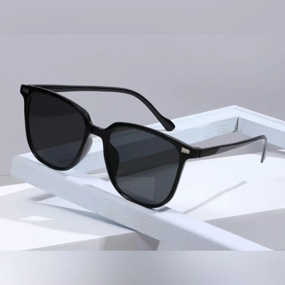 NWT Vintage Trendy Sunglasses for Sun Blocking, Unisex Simple Design, Black